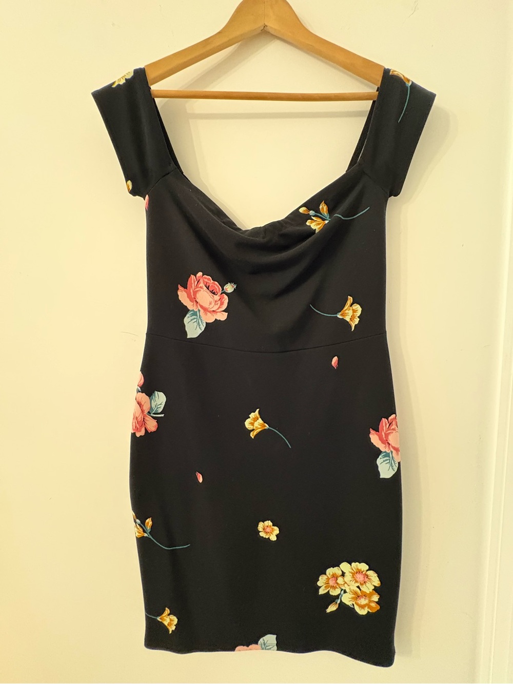 Black Floral off-the-Shoulder Bodycon Dress